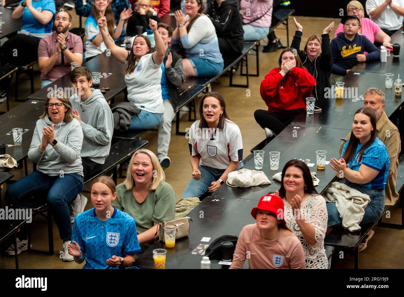 Londra, Regno Unito. 7 agosto 2023. I fan del BOXPARK di Wembley Park reagiscono durante il primo tempo guardando la trasmissione in diretta sul grande schermo della partita inglese 16 contro la Nigeria nella Coppa del mondo femminile FIFA 2023 che si sta giocando in Australia e nuova Zelanda. Punteggio dell'intervallo 0-0 crediti: Stephen Chung / Alamy Live News Foto Stock