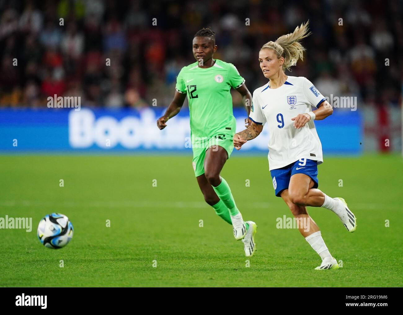 La Nigeria Uchenna Kanu e l'inglese Rachel Daly (a destra) si battono per il pallone durante la Coppa del mondo femminile FIFA, Round of 16 match al Brisbane Stadium, Australia. Data immagine: Lunedì 7 agosto 2023. Foto Stock