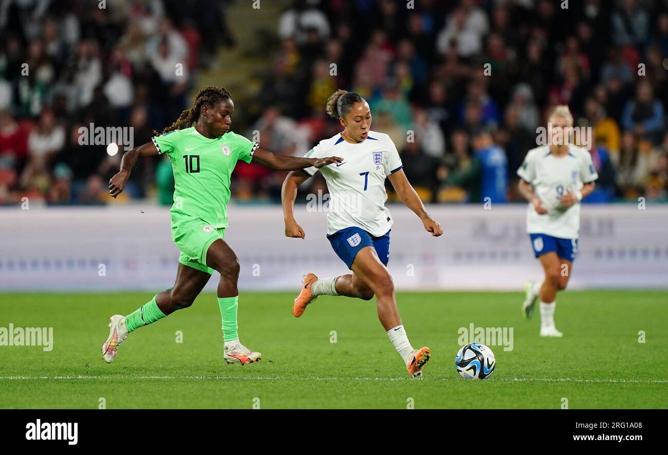 Christy Ucheibe della Nigeria e Lauren James (a destra) dell'Inghilterra si scontrano per il pallone durante la partita della Coppa del mondo femminile FIFA, Round of 16 al Brisbane Stadium, Australia. Data immagine: Lunedì 7 agosto 2023. Foto Stock