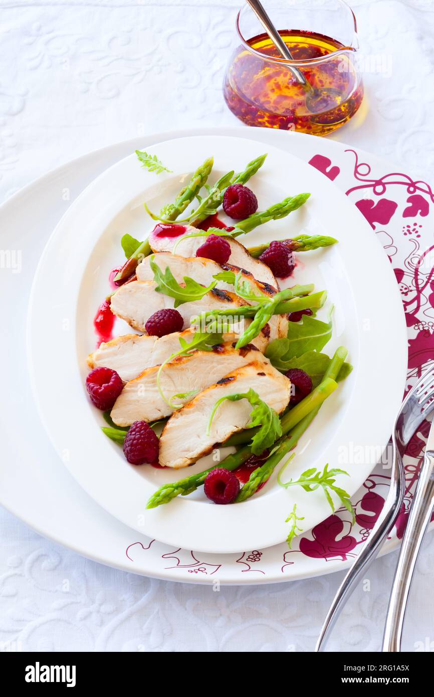 Deliziosa insalata di pollo e lamponi per le vacanze Foto Stock