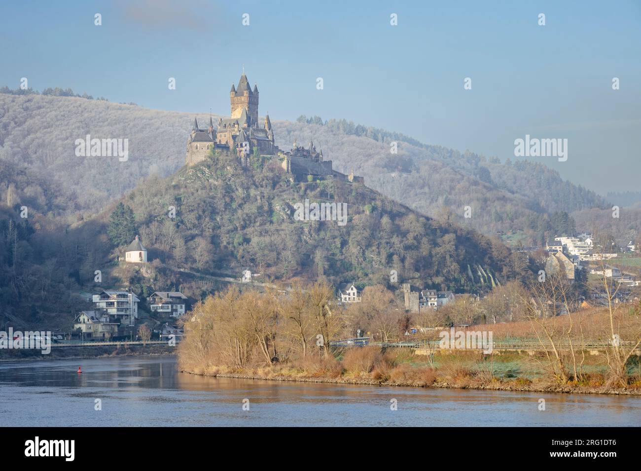 Castello di Cochem o Reichsburg Cochem con il fiume Moesel in inverno, Cochem, Germania. Foto Stock