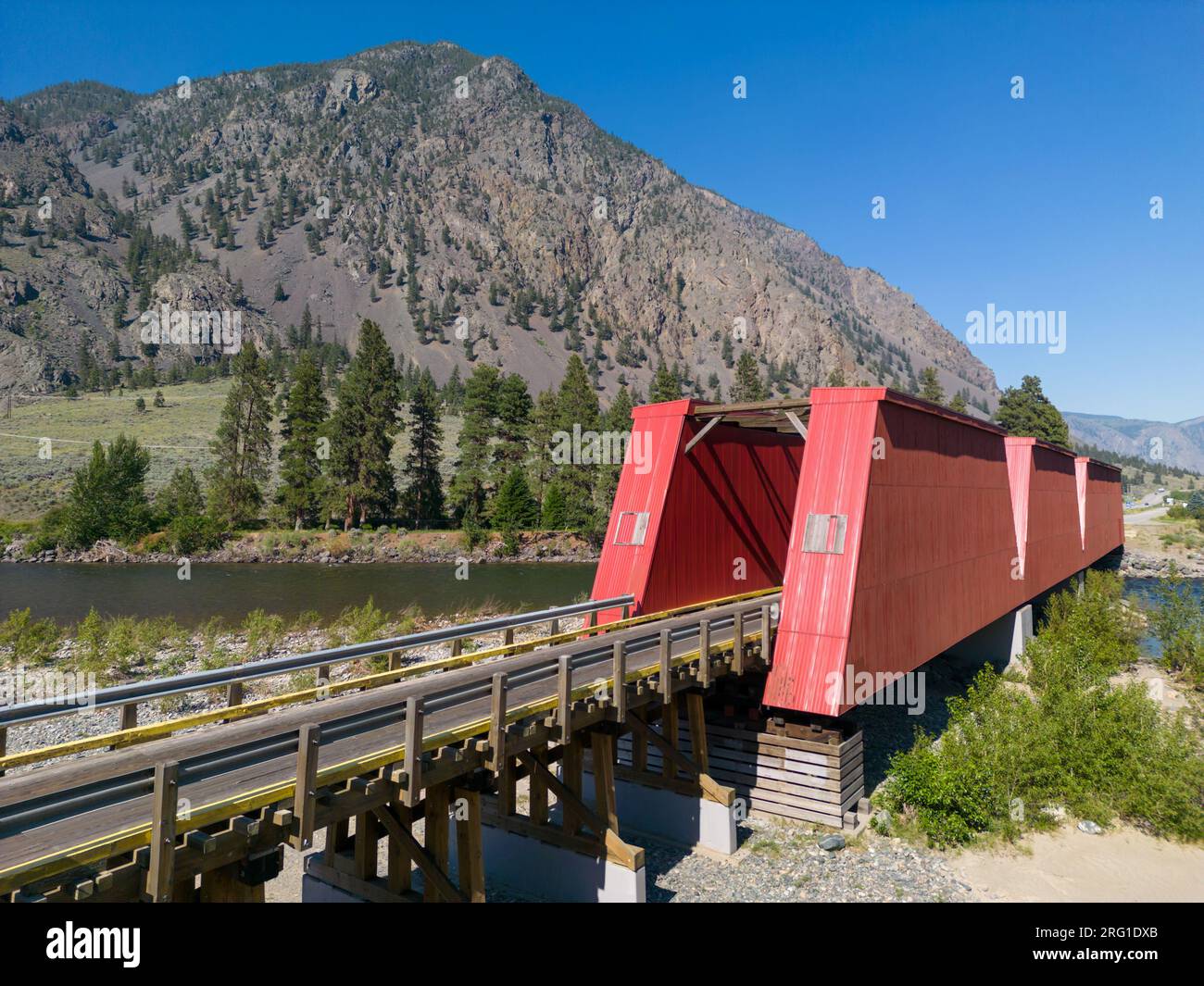 Il ponte di Ashnola sul fiume Similkameen, fu completato nel 1907 e ricostruito nel 1926 con le sue capriate Howe rivestite di pannelli di legno e travi a croce Foto Stock