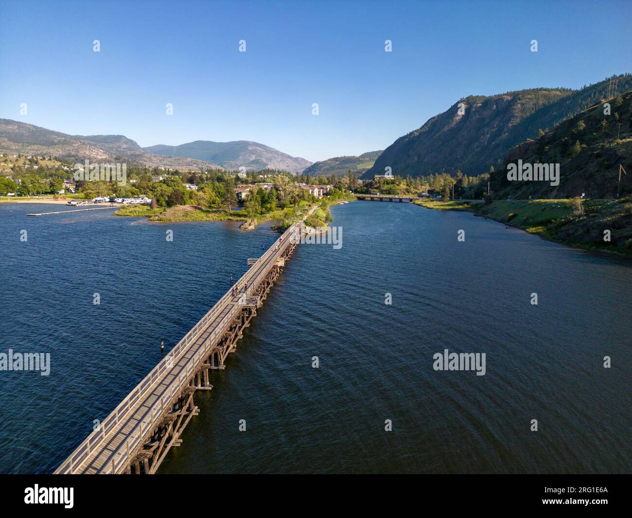 Vista droni Areial sopra il ponte KVR Trestle sul lago Skaha nelle cascate Okanagan, British Columbia, Canada e situato nella valle Okanagan. Foto Stock