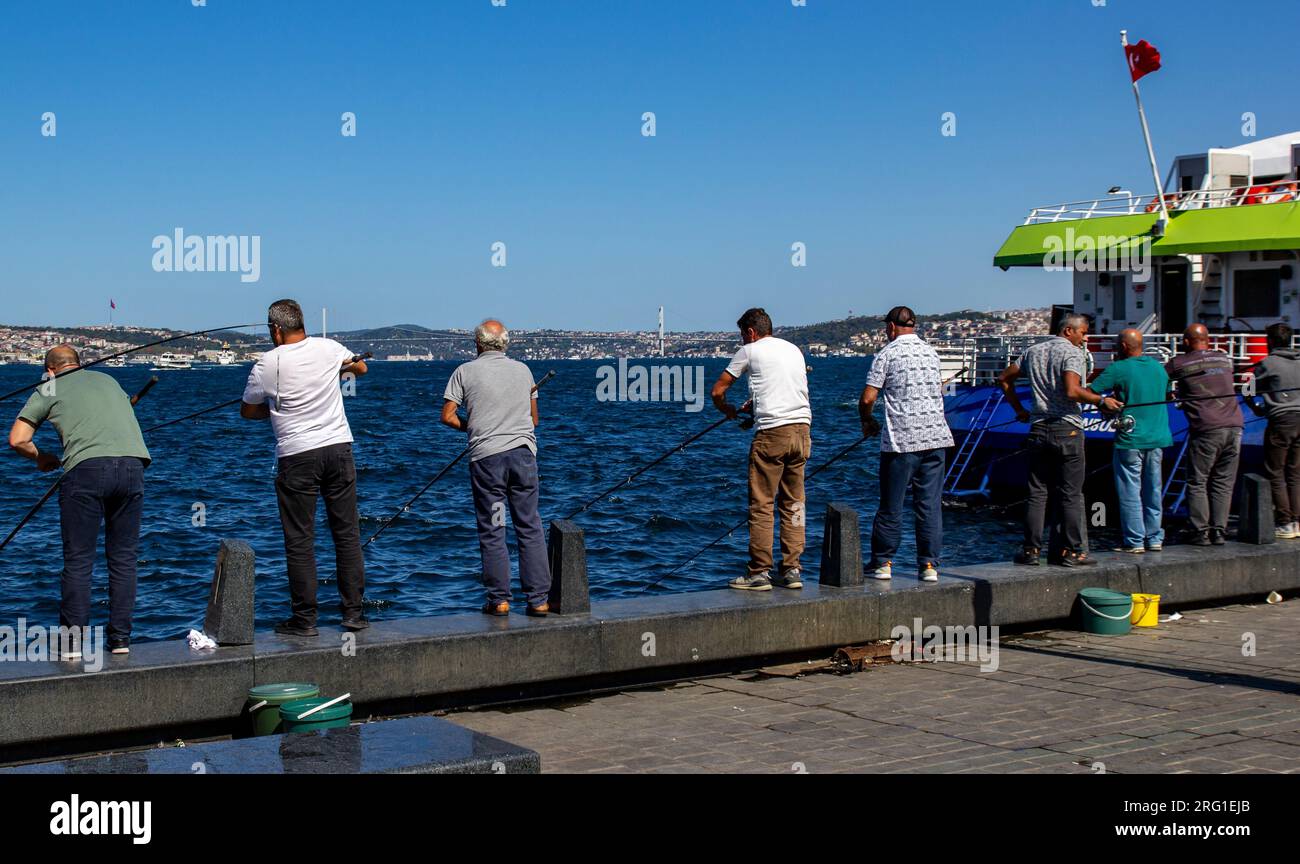 Pescatori al porto Foto Stock