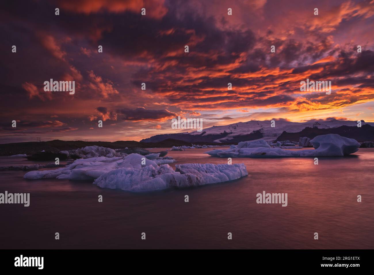 Spettacolare tramonto sul ghiaccio nella laguna glaciale di Jokulsarlon Foto Stock