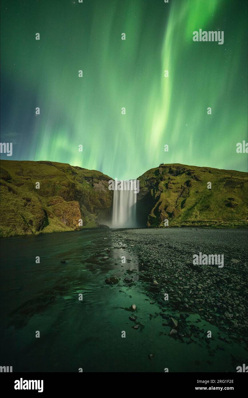 Aurora boreale sulla cascata di Skogafoss Foto Stock