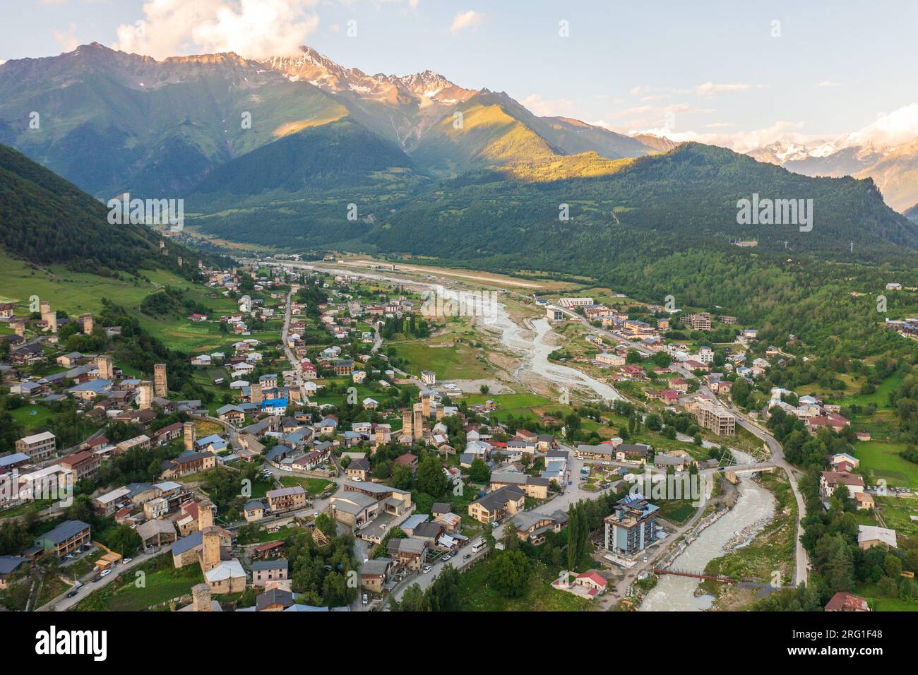 Città di Mestia in Svaneti, vista aerea dal drone. Famoso luogo storico georgiano con le Svan Towers. Foto Stock