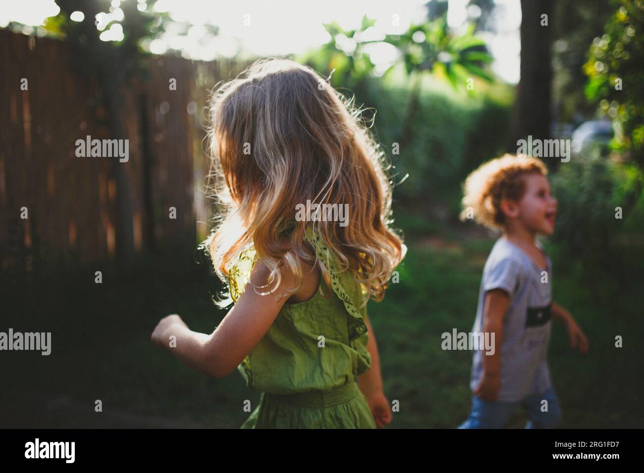 Due sorelle che ballano in cortile Foto Stock