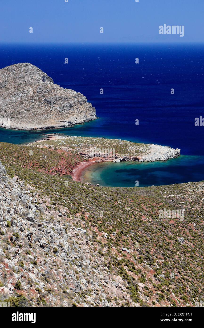 Spiaggia Rossa o Paralia Kokkini, tra Livadia e Lethra, Tilos, isole del Dodecaneso, Egeo meridionale, Grecia. Foto Stock