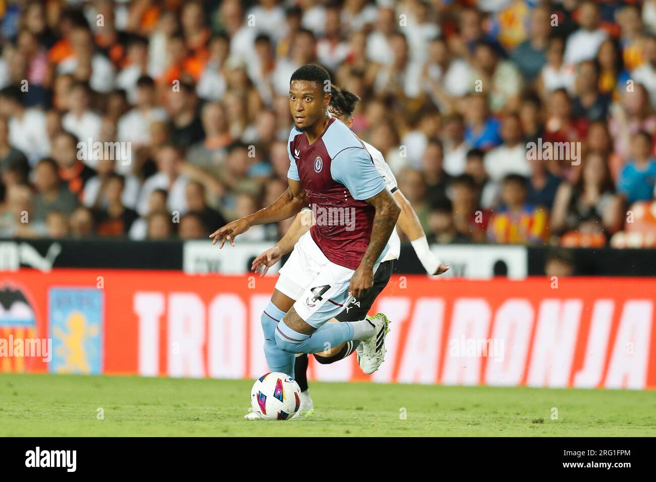 Valencia, Spagna. 5 agosto 2023. Ezri Konsa (Aston Villa) calcio/calcio : spagnolo pre-stagione 'Trofeo Naranjaa' partita tra Valencia CF 1-2 Aston Villa FC al campo de Mestalla di Valencia, Spagna . Crediti: Mutsu Kawamori/AFLO/Alamy Live News Foto Stock