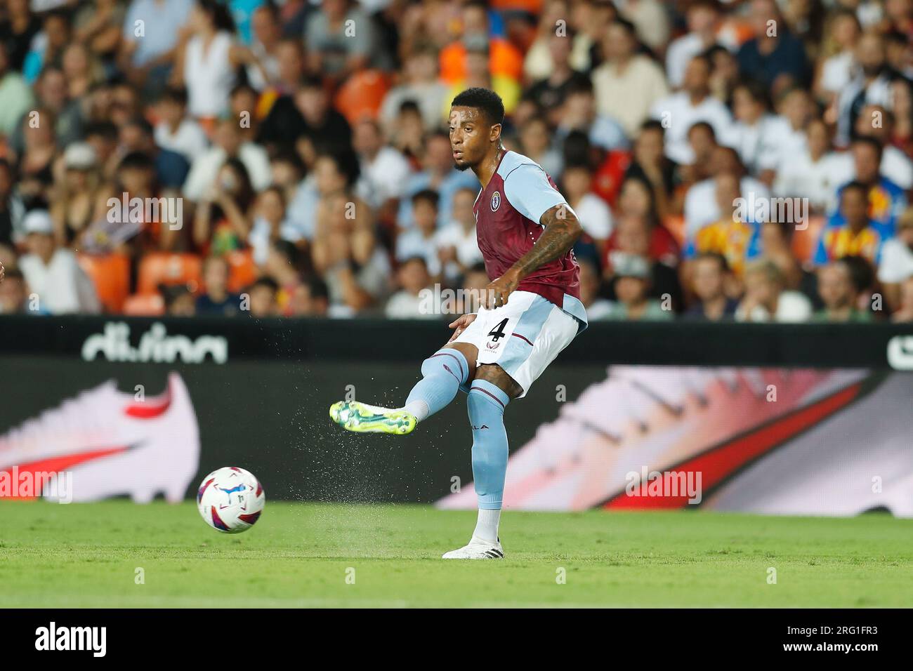 Valencia, Spagna. 5 agosto 2023. Ezri Konsa (Aston Villa) calcio/calcio : spagnolo pre-stagione 'Trofeo Naranjaa' partita tra Valencia CF 1-2 Aston Villa FC al campo de Mestalla di Valencia, Spagna . Crediti: Mutsu Kawamori/AFLO/Alamy Live News Foto Stock