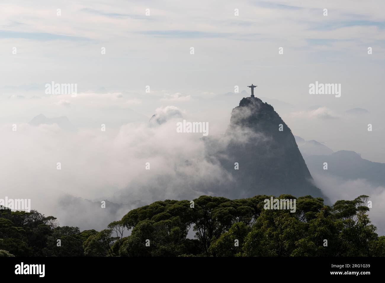 Ammira il monte Corcovado e la statua del Cristo su nuvole bianche Foto Stock
