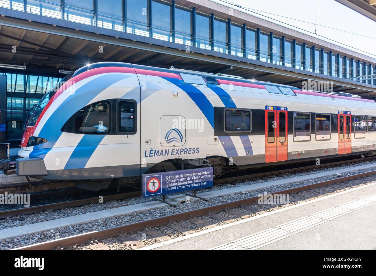 Treno Léman Express al binario, stazione ferroviaria di Ginevra, (Gare de Genève}, Place de Cornavin, Ginevra (Genève) Cantone di Ginevra, Svizzera Foto Stock