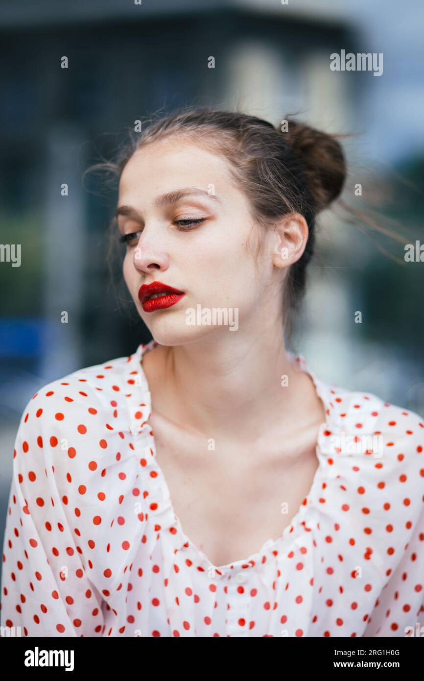 Ritratto ravvicinato di una giovane donna che indossa rossetto rosso Foto Stock