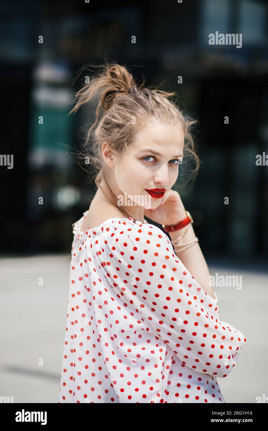 Ritratto di una giovane bella donna che indossa rossetto rosso Foto Stock