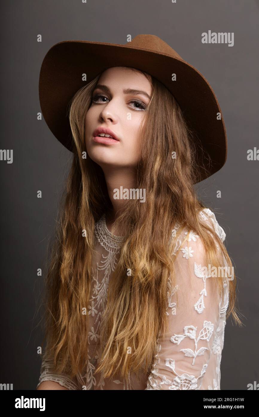 Ritratto di una giovane donna dai capelli lunghi che indossa un cappello Foto Stock