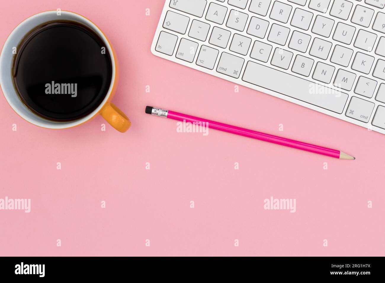 Tastiera per computer vista dall'alto sfondo rosa da ufficio minimo Foto Stock
