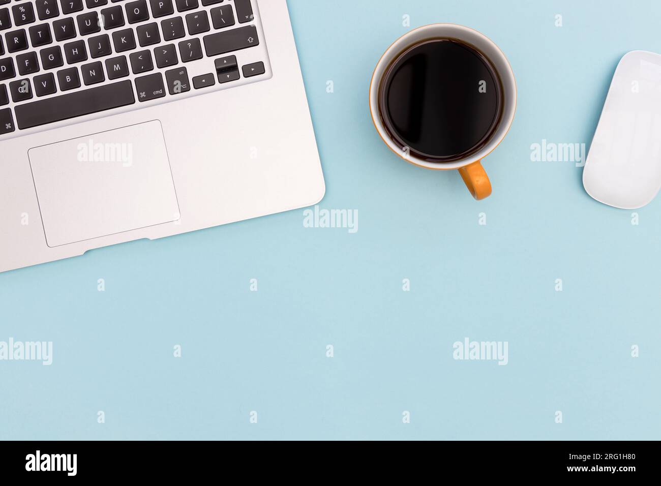 Tastiera per computer vista dall'alto minimale blu ufficio sul retro Foto Stock