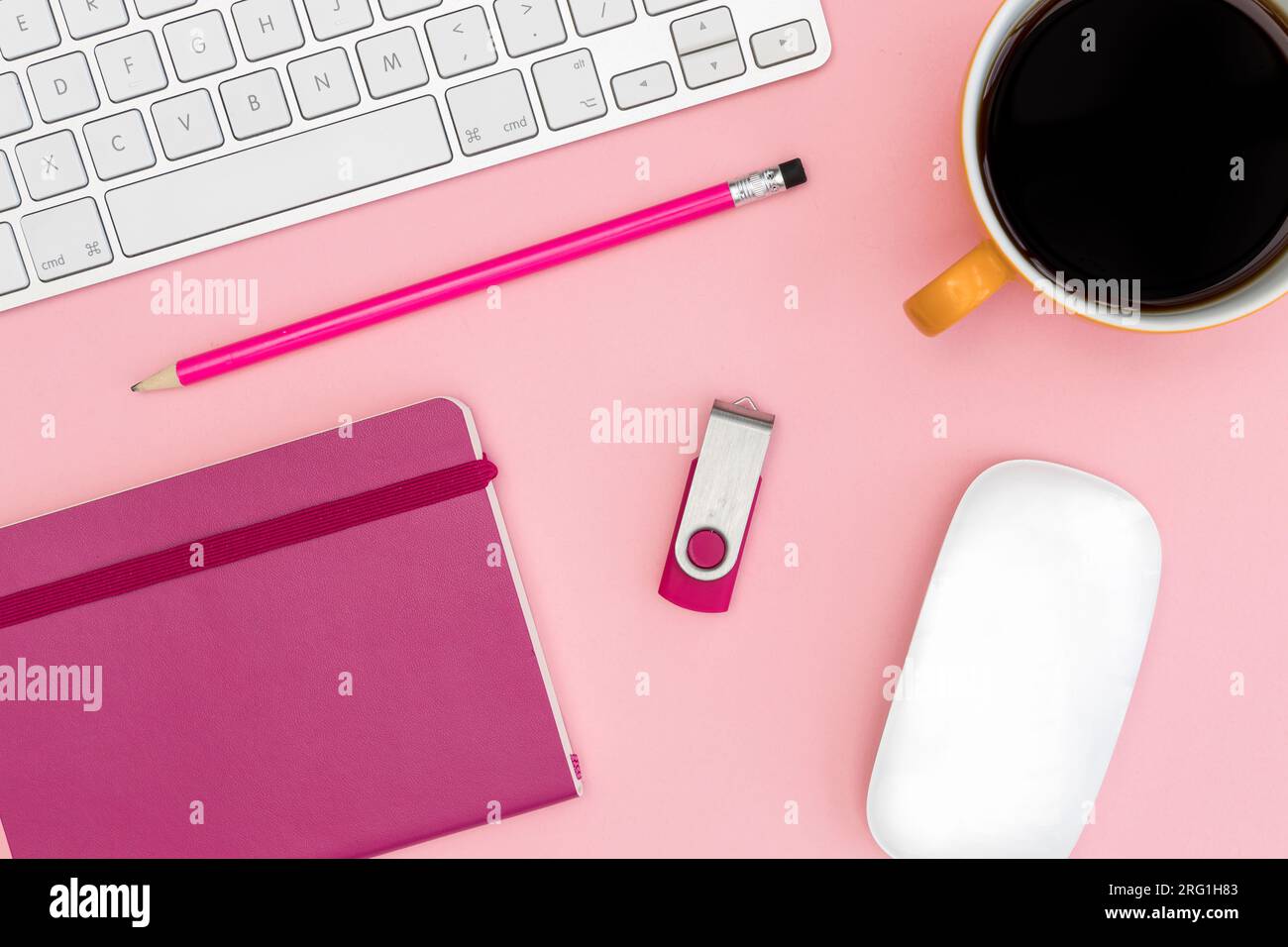 Tastiera per computer vista dall'alto minimale colore rosa per ufficio Foto Stock