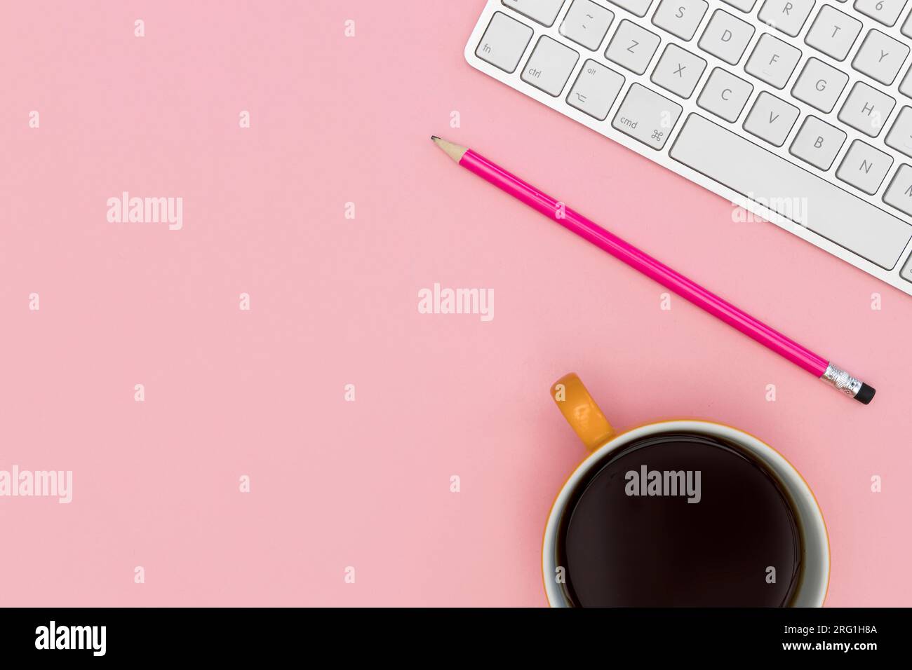 Tastiera per computer vista dall'alto sfondo rosa da ufficio minimo Foto Stock