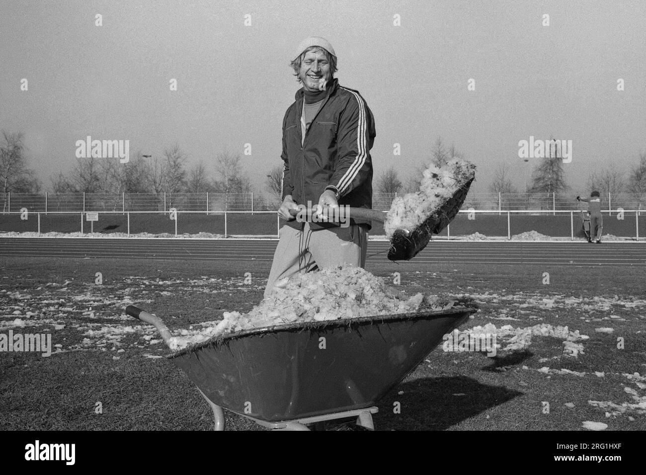 FOTO D'ARCHIVIO: Heinz HOEHER avrebbe compiuto 85 anni l'11 agosto 2023, Heinz HOEHER, HÃ¶Her, Germania, allenatore di calcio, allenatore, VfL Bochum, spara la neve su una pala, carriola, sgombero neve, servizio invernale sul campo di allenamento, registrazione B&N, 06.02.1979. Â Foto Stock