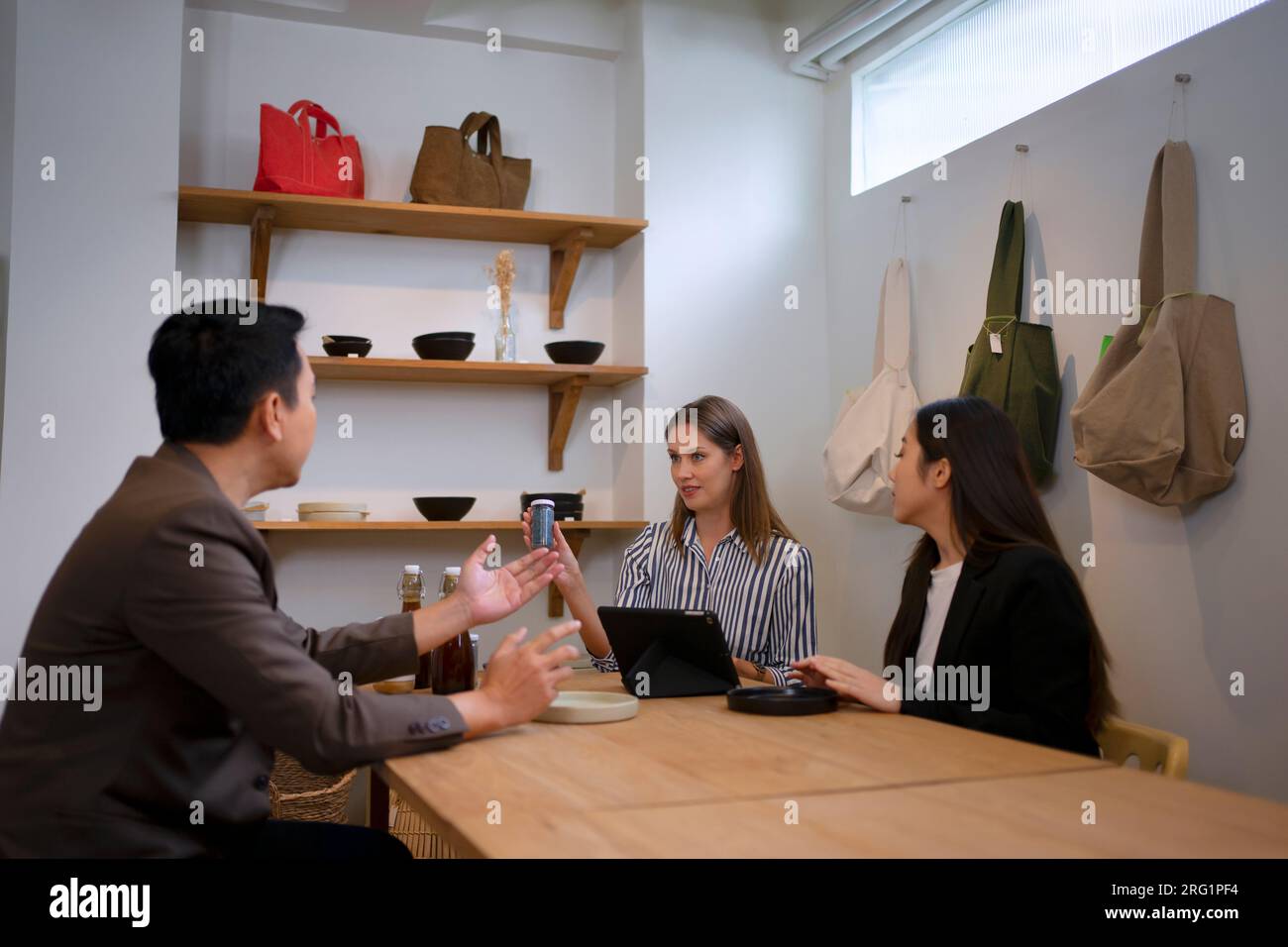 I clienti acquistano prodotti artigianali nel negozio. Shopping, artigianato e piccola impresa. Foto Stock