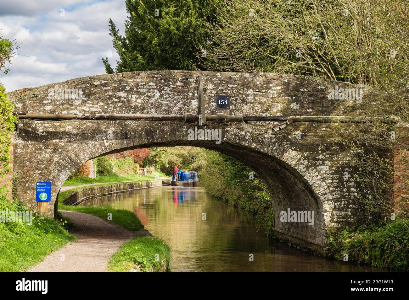 Ammira il vecchio ponte 154 per navigare in barca a vela sul Monmouthshire e sul canale di Brecon. Pencelli, Brecon, Powys, Galles, Regno Unito, la Gran Bretagna Foto Stock