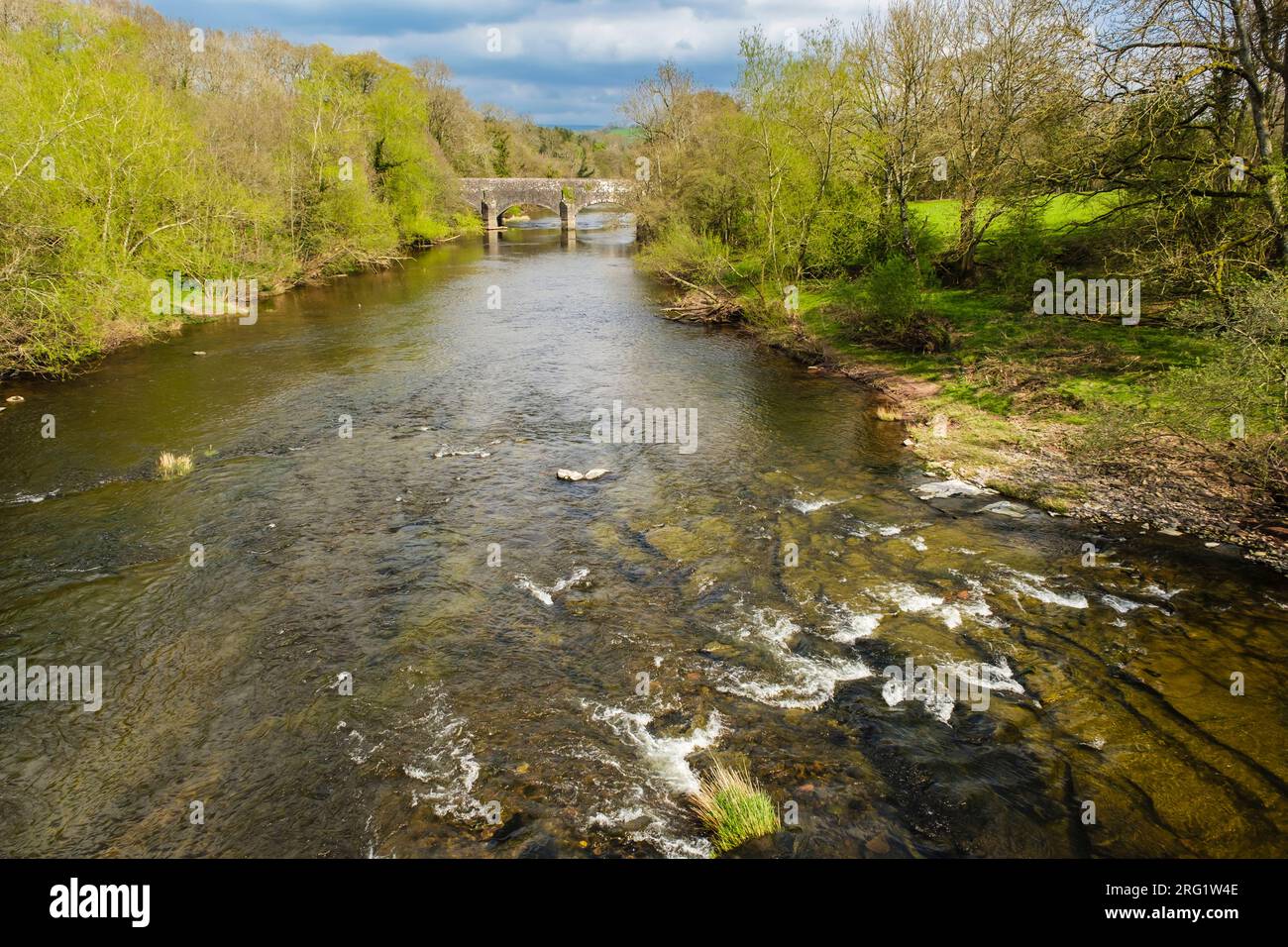Ammira a est il fiume Usk (Afon Wysg) nel Brecon Beacons National Park per raggiungere l'acquedotto che trasporta il Monmouthshire e il Brecon Canal. Brynich Powys Galles Regno Unito Foto Stock