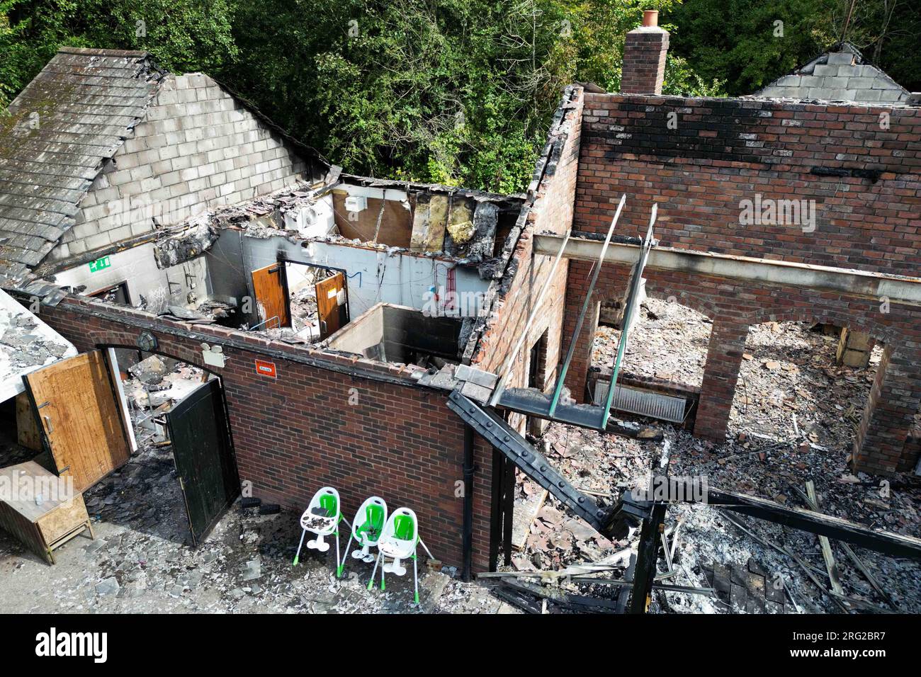 I resti bruciati del pub Crooked House vicino a Dudley. Un incendio sbucciò il pub del XVIII secolo pochi giorni dopo essere stato venduto ad un acquirente privato. I vigili del fuoco e la polizia sono stati chiamati al pub di Himley, West Midlands, alle 22.45. L'incendio si è spento e nessuno è stato ferito, ha detto la polizia di Staffordshire. Data immagine: Lunedì 7 agosto 2023. Foto Stock