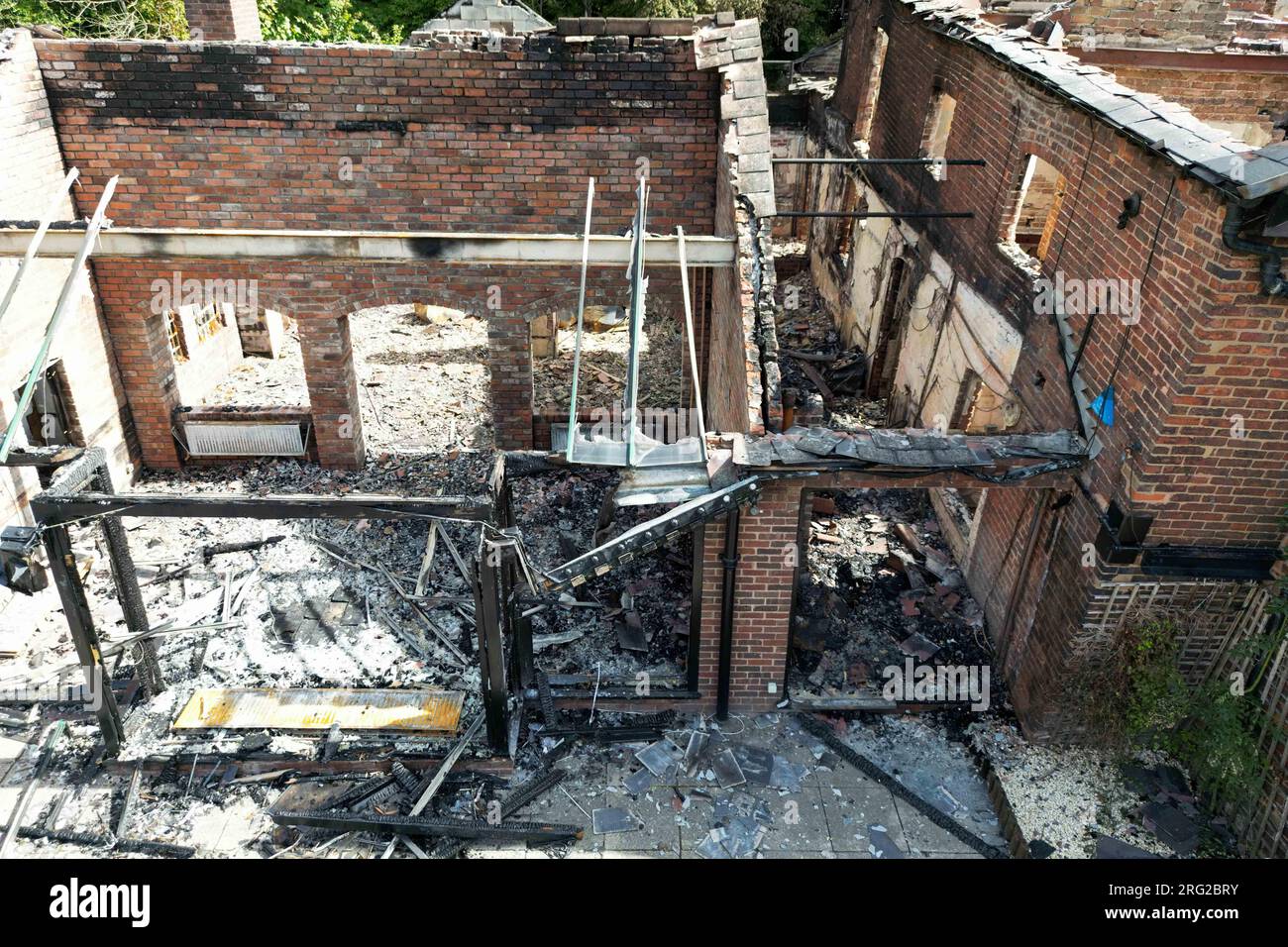 I resti bruciati del pub Crooked House vicino a Dudley. Un incendio sbucciò il pub del XVIII secolo pochi giorni dopo essere stato venduto ad un acquirente privato. I vigili del fuoco e la polizia sono stati chiamati al pub di Himley, West Midlands, alle 22.45. L'incendio si è spento e nessuno è stato ferito, ha detto la polizia di Staffordshire. Data immagine: Lunedì 7 agosto 2023. Foto Stock