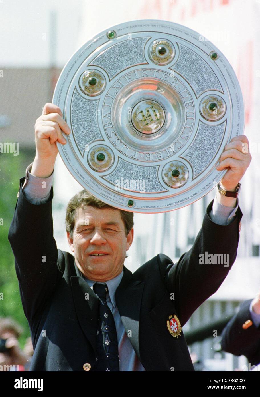 ARCHIVIATO - 10 maggio 1998, Renania-Palatinato, Kaiserslautern: L'allenatore dell'1. L'FC Kaiserslautern, otto Rehhagel, tiene il trofeo del campionato sul balcone del municipio. Rehhagel, che ora evita in gran parte le apparizioni pubbliche, compie 85 anni questo mercoledì. Foto: Arne Dedert/dpa Foto Stock