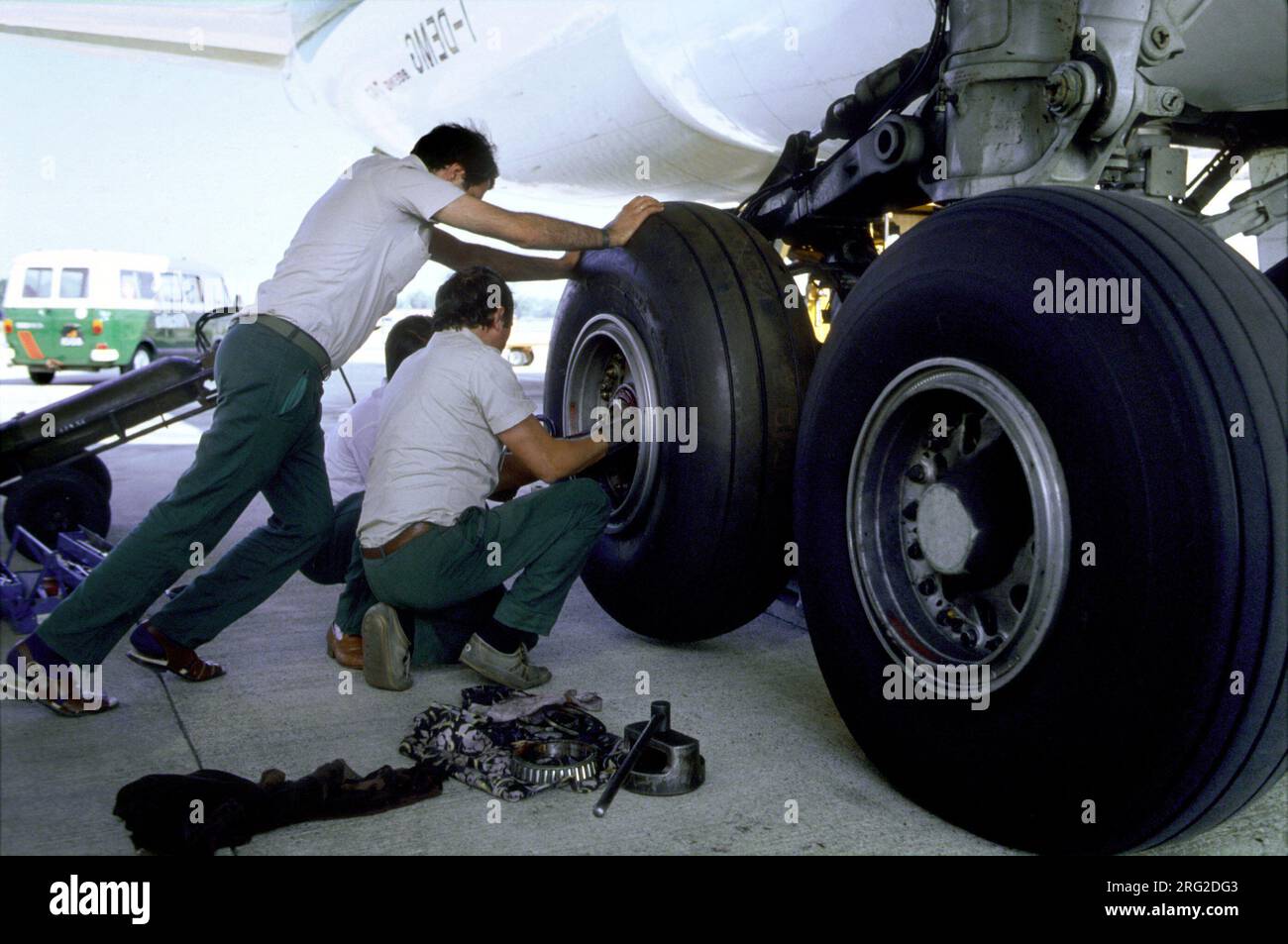 - Manutenzione ruote del carrello di un aereo all'aeroporto di Milano Malpensa - manutenzione ruote del carrello di un aereo all'aeroporto di Milano Malpensa Foto Stock