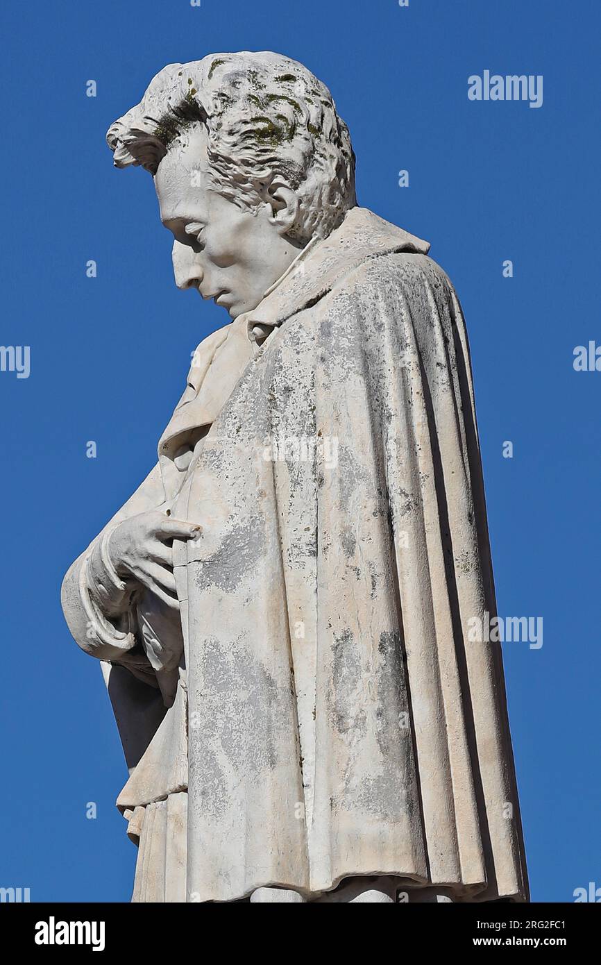 Statua di Giacomo Leopardi nella piazza principale della città di Recanati nelle Marche. Fu uno dei poeti più importanti d'Italia. Foto Stock