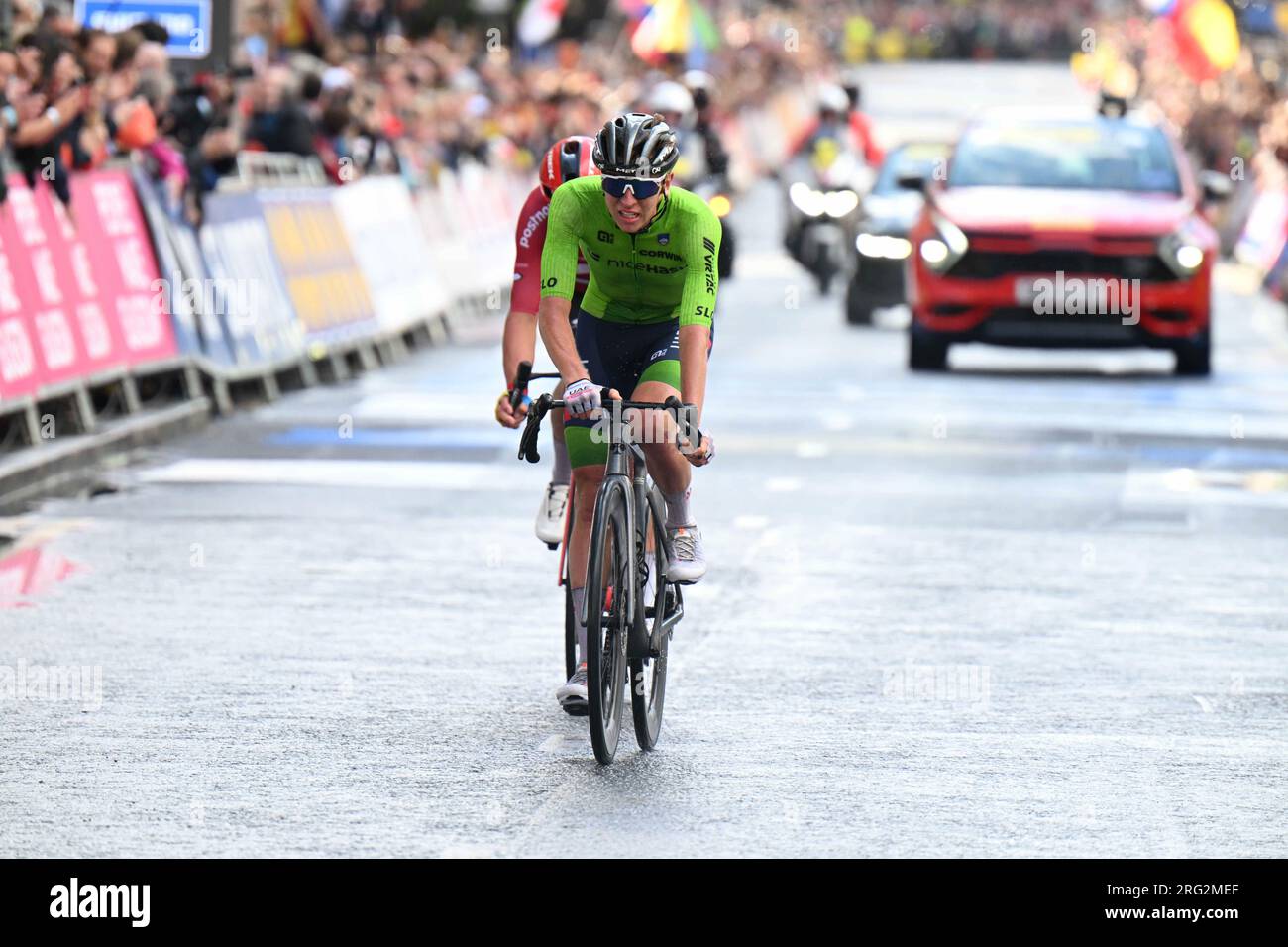 Tadej Pogacar batte l'ex campione del mondo Mads Pederson di Danimarca pedersen al terzo posto e una medaglia di bronzo Glagow UCI World Championship 2023 Foto Stock
