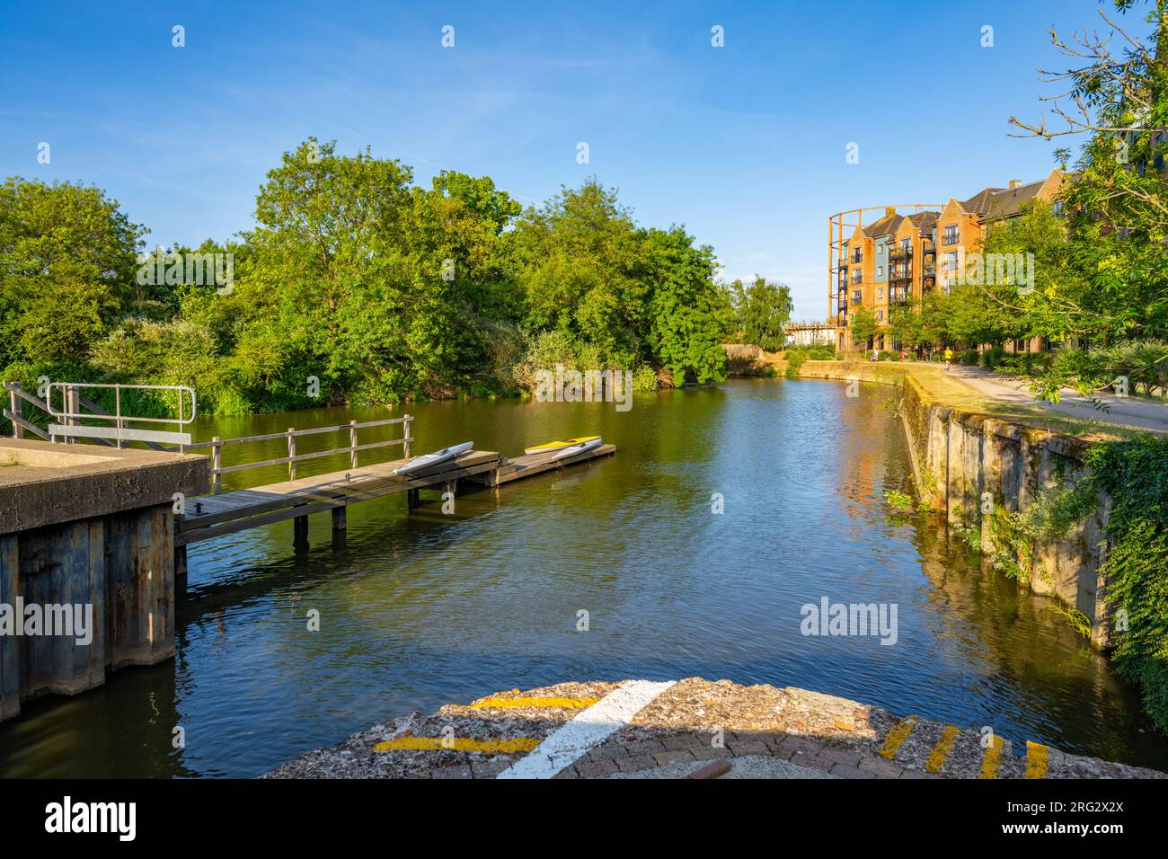 Serata estiva al Tonbridge Town Lock sul fiume Medway, Tonbridge Kent Foto Stock