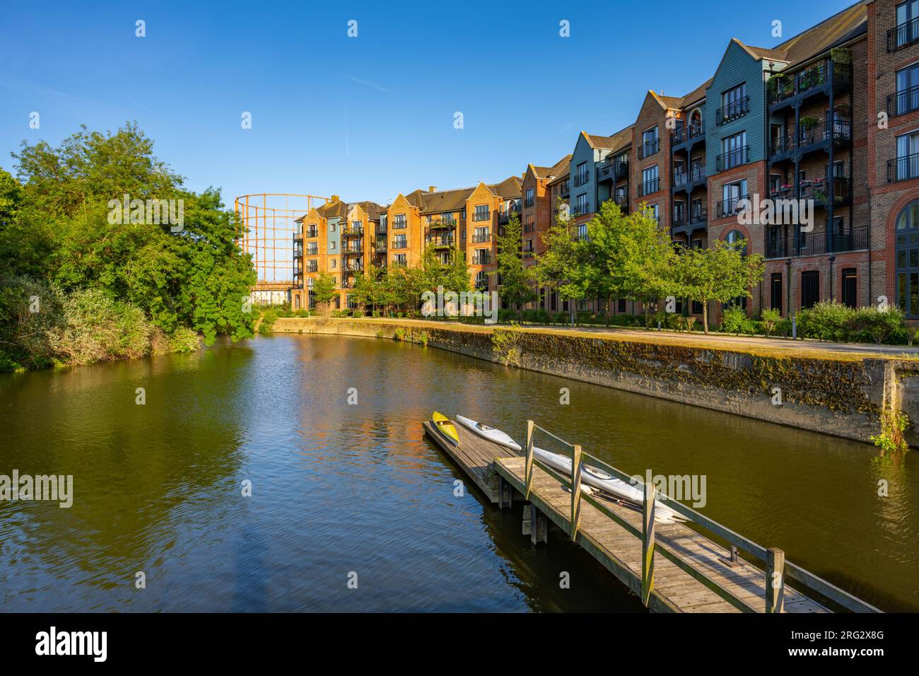 Serata estiva al Tonbridge Town Lock sul fiume Medway, Tonbridge Kent Foto Stock