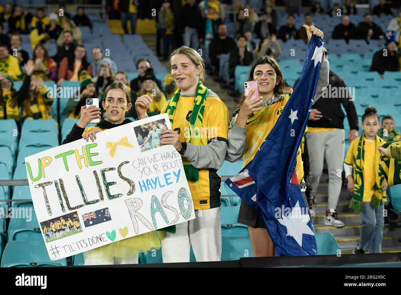 7 agosto 2023; Stadium Australia, Sydney, NSW, Australia: FIFA Womens World Cup Round of 16 Football, Australia contro Danimarca; i tifosi australiani mostrano il loro supporto prima della partita Foto Stock