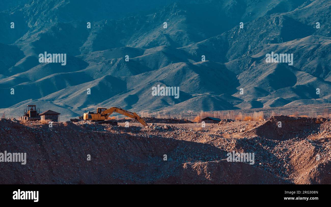 Cava di pietra con attrezzature pesanti Foto Stock