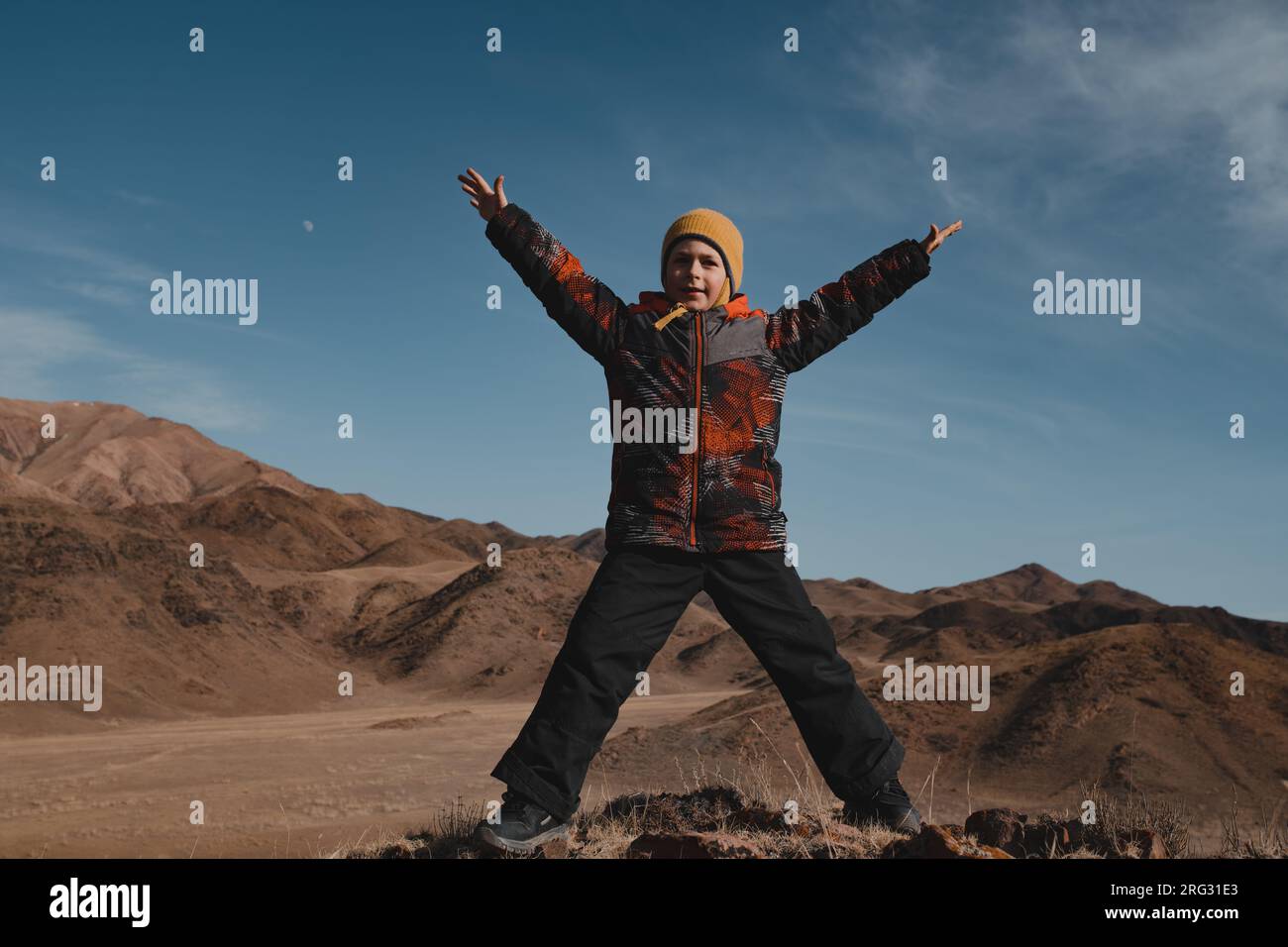 Felice ragazzo sulle montagne in autunno Foto Stock