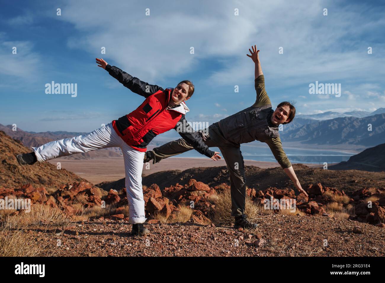 Coppia turistica divertente che si posa in cima a una montagna Foto Stock