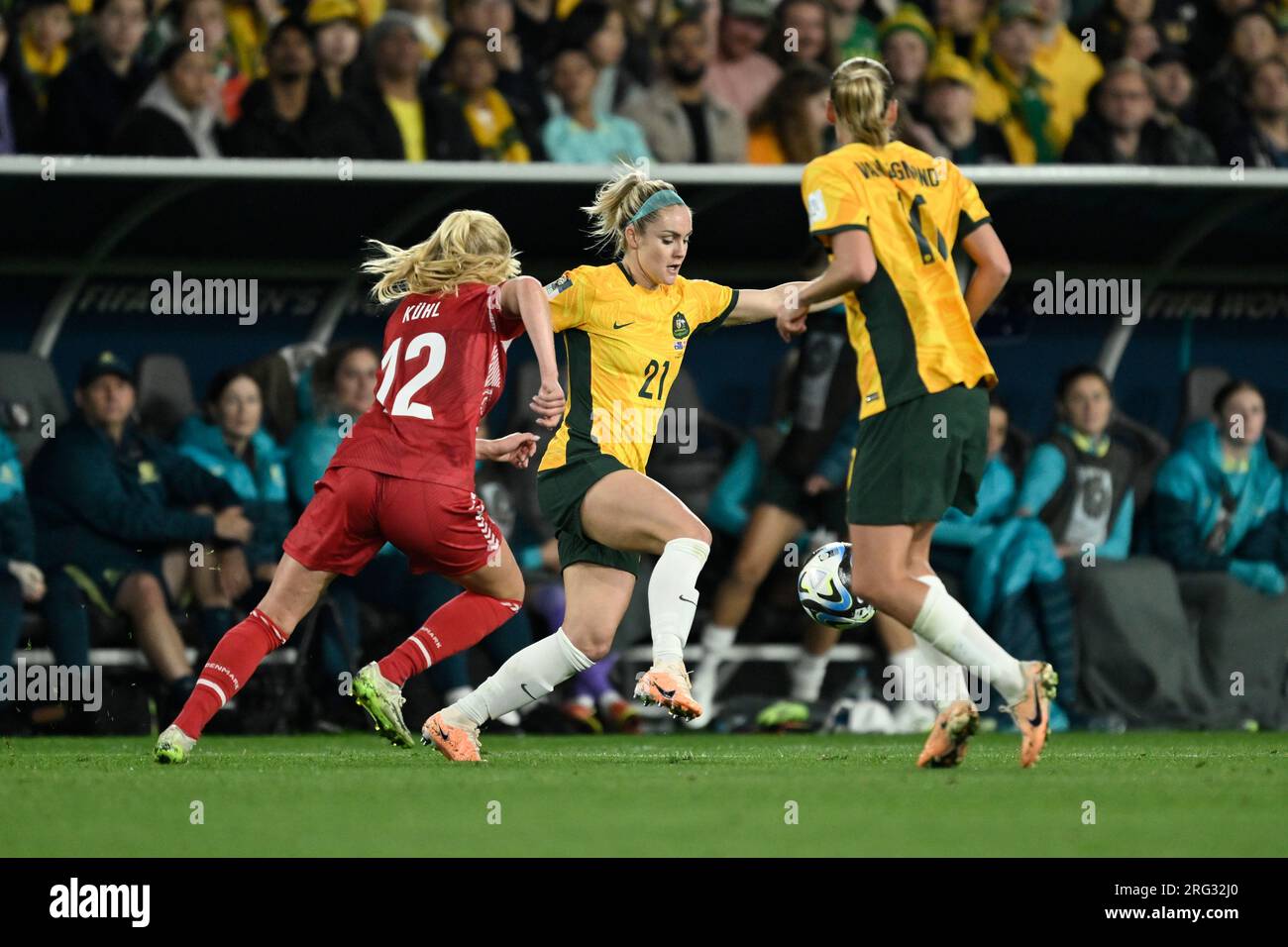 7 agosto 2023; Stadium Australia, Sydney, NSW, Australia: FIFA Womens World Cup Round of 16 Football, Australia contro Danimarca; Ellie Carpenter dell'Australia sotto la pressione di Kathrine Kuhl Foto Stock