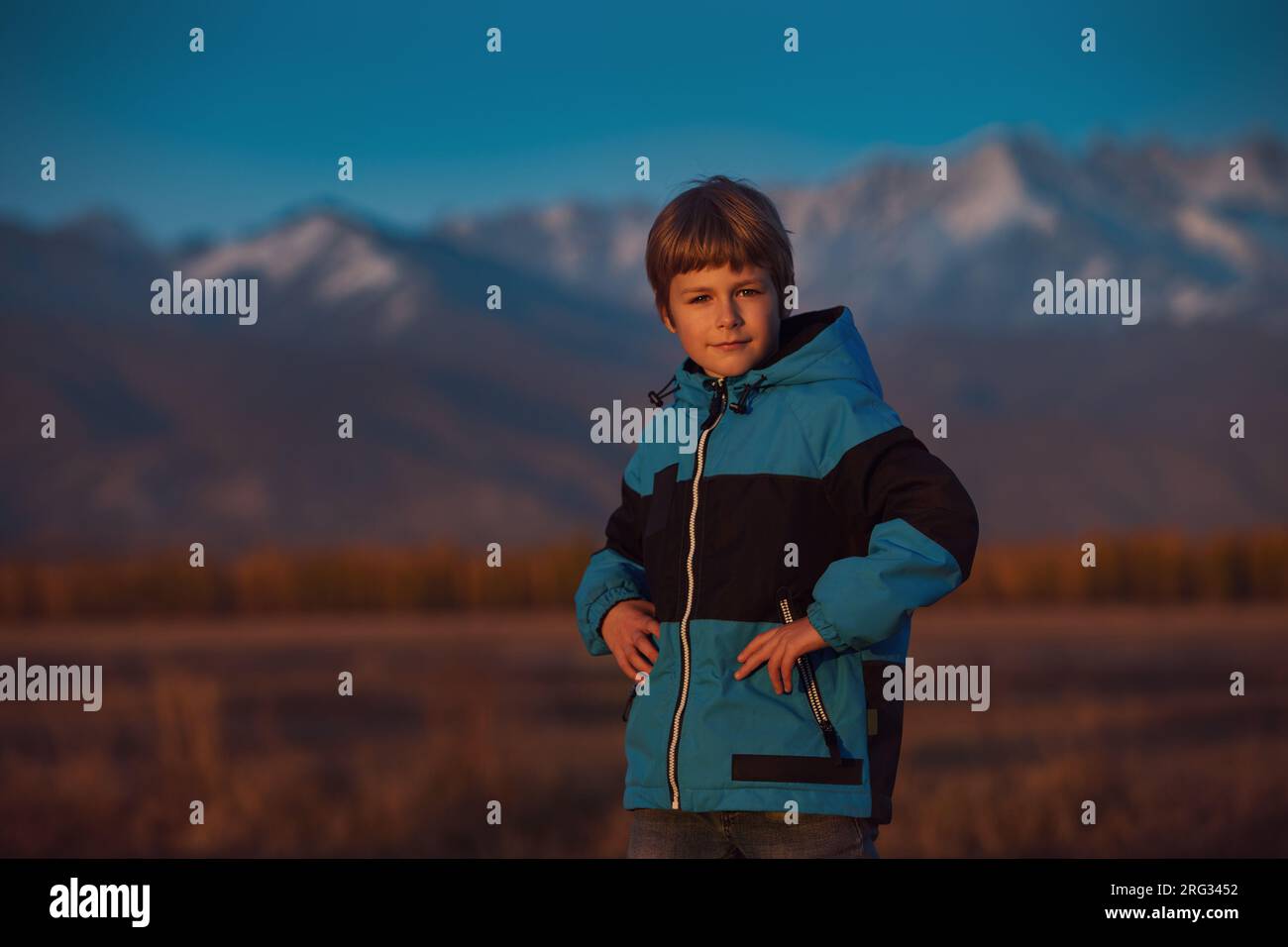 Ritratto di un ragazzo sullo sfondo delle montagne in autunno Foto Stock