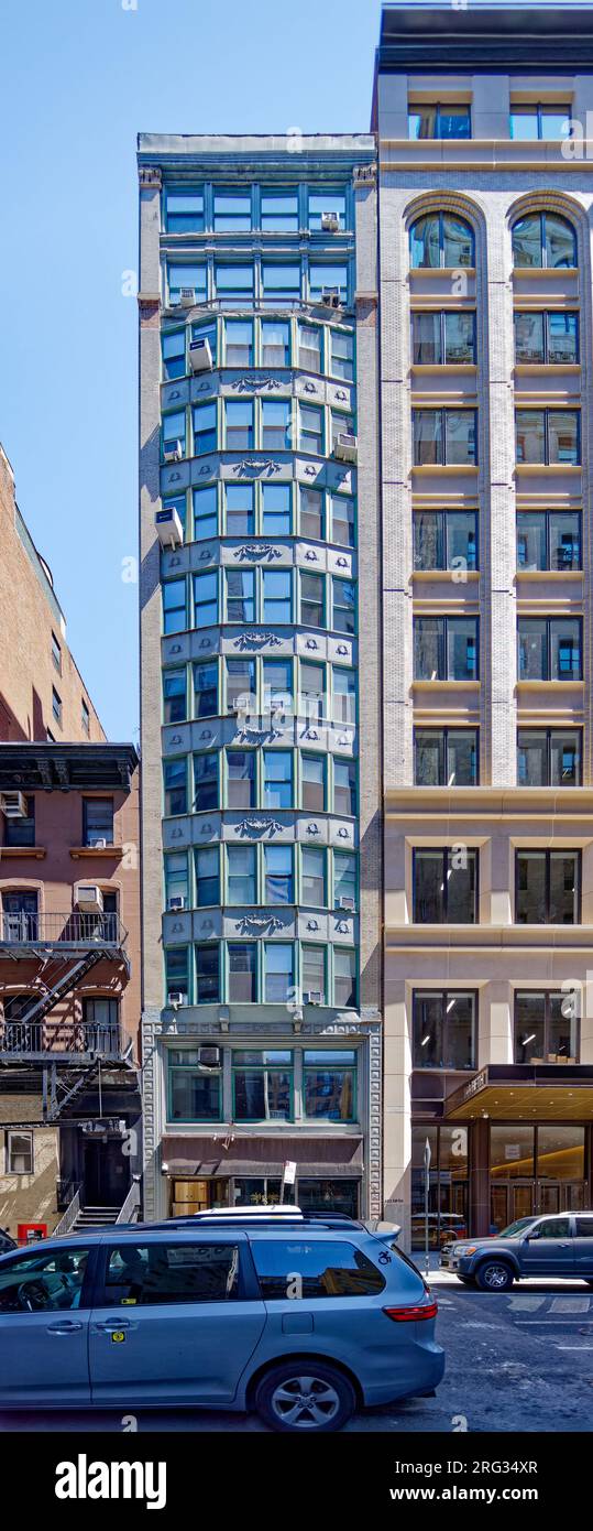 Ladies’ Mile Historic District: E.W. Browning Building, 11 W 17th St., è caratteristico per il suo oriel in metallo stampato a otto piani. Foto Stock