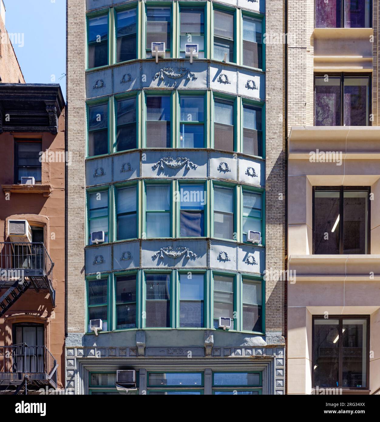 Ladies’ Mile Historic District: E.W. Browning Building, 11 W 17th St., è caratteristico per il suo oriel in metallo stampato a otto piani. Foto Stock