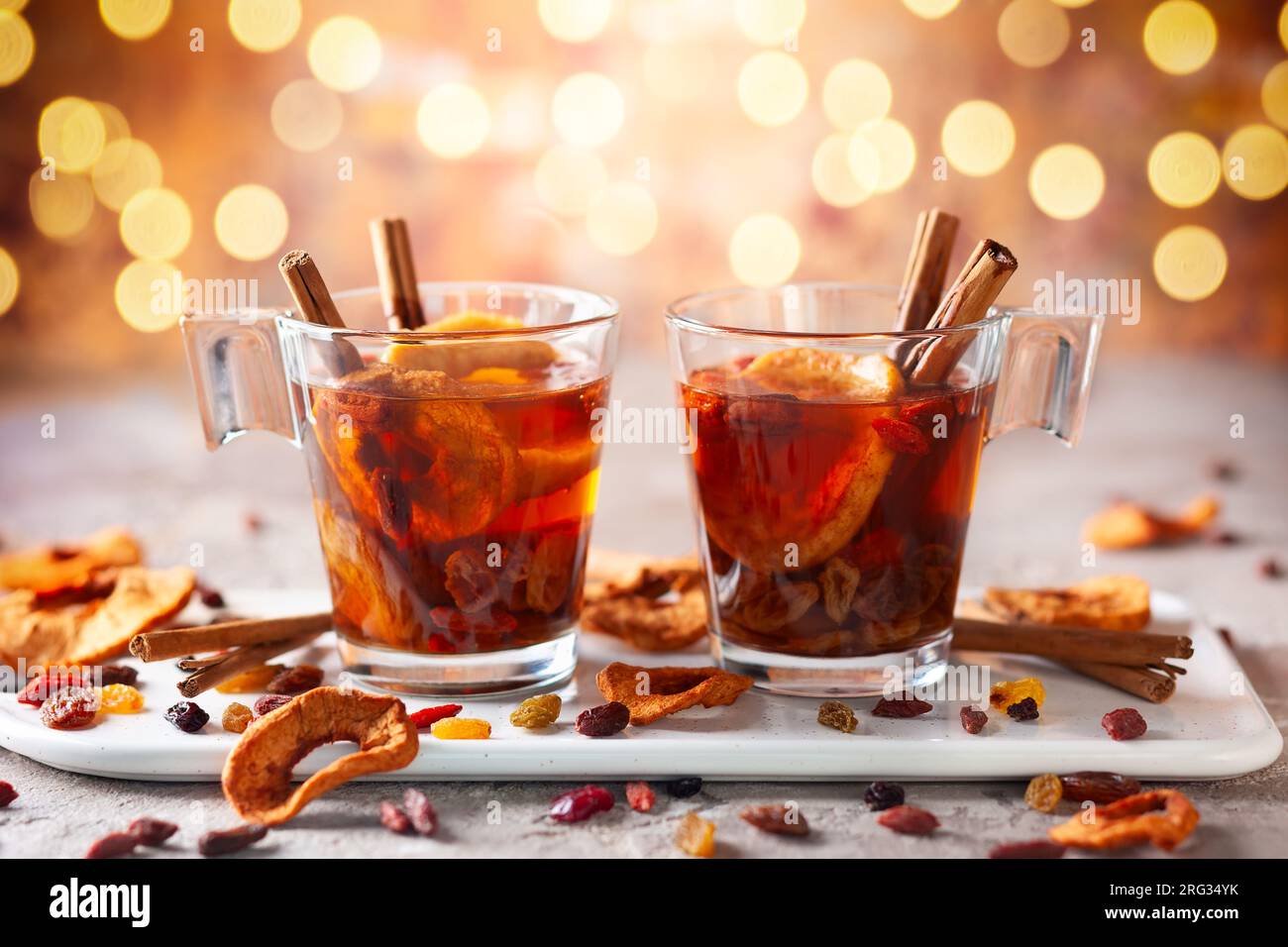 L'autunno e l'inverno beve con frutta secca e bacche. Bevanda tradizionale per Natale. Foto Stock