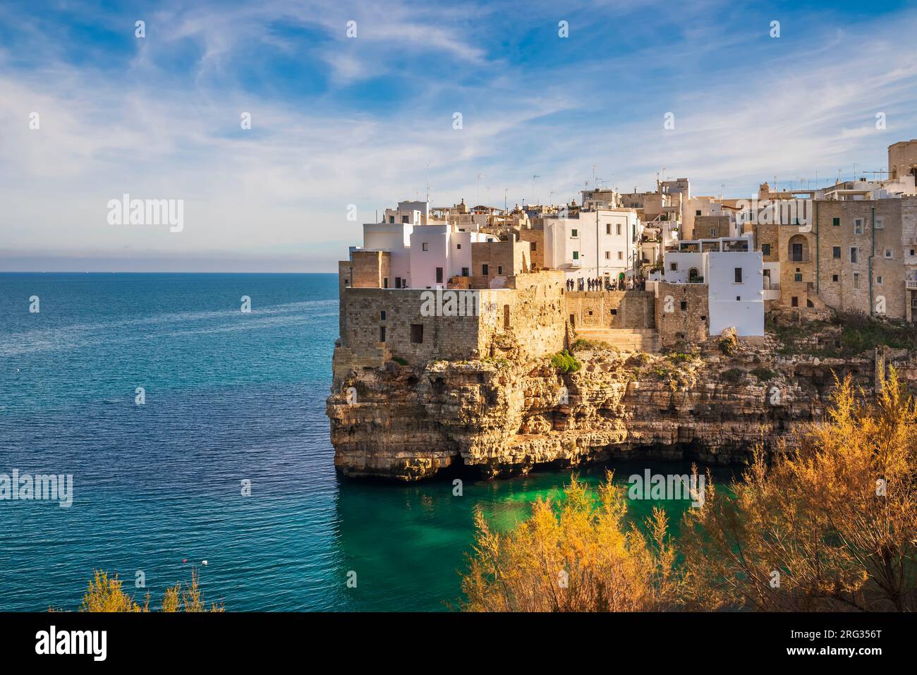 Polignano a Mare, è una pittoresca cittadina costiera in Italia nota per le sue splendide grotte marine scavate nelle scogliere calcaree per la forza di t Foto Stock