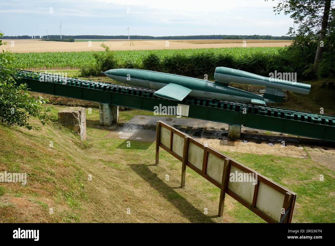Replica V1 Rocket sulla rampa di lancio del sito di lancio V1 Val Ygot d'Ardouval. Foto Stock Replica V1 Rocket sulla rampa di lancio del sito di lancio V1 Val Ygot d'Ardouval. Foto Stock