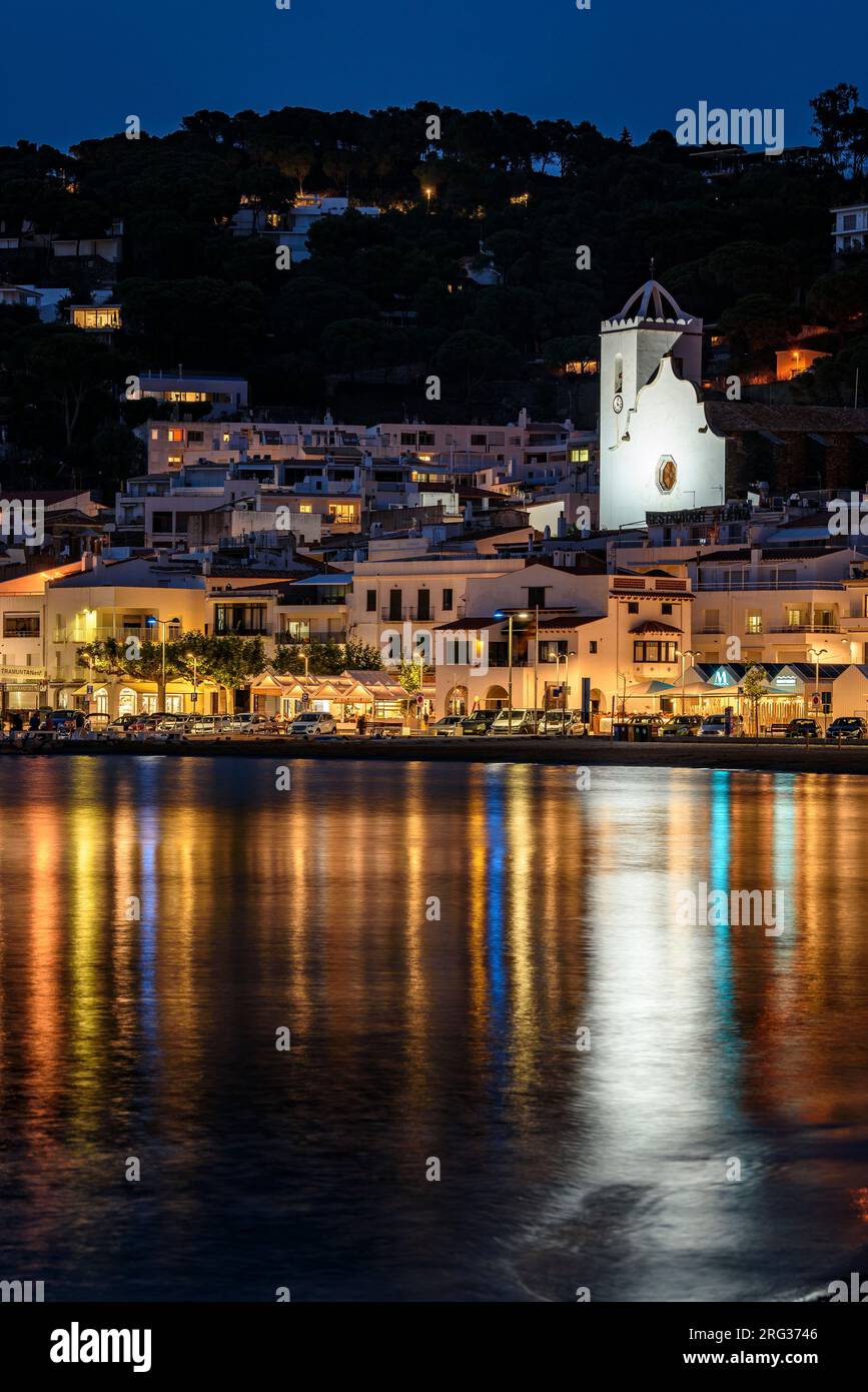 Porto e spiaggia di Port de la Selva, illuminati di notte nell'ora blu (Alt Empordà, Girona, Catalogna, Spagna). Es.: Puerto del Port de la Selva Foto Stock