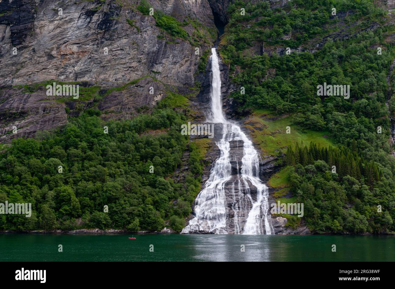 Le cascate Seven Sisters si tuffano su ripide scogliere frastagliate nel Geirangerfjord. Geirangerfjord, Norvegia. Foto Stock