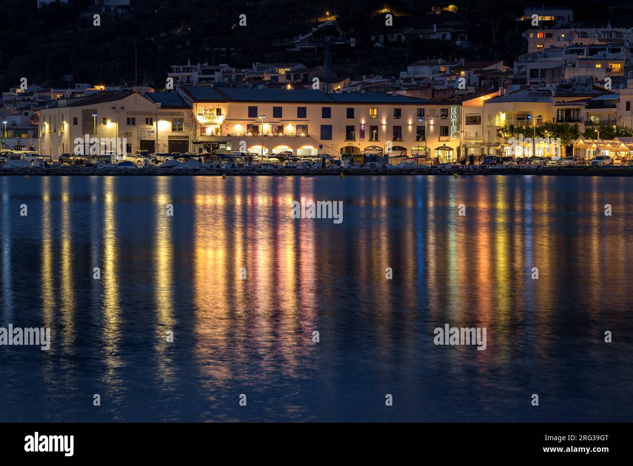 Porto e spiaggia di Port de la Selva, illuminati di notte nell'ora blu (Alt Empordà, Girona, Catalogna, Spagna), ESP Puerto-playa Port de la Selva Foto Stock